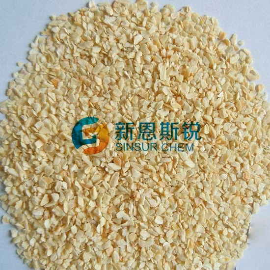 Nuovo raccolto di granuli di aglio disidratato dalla pianta
